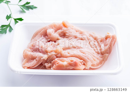 フォークで穴をあけた鶏むね肉 128663149