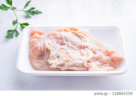 フォークで穴をあけた鶏むね肉　皮の面 128663150