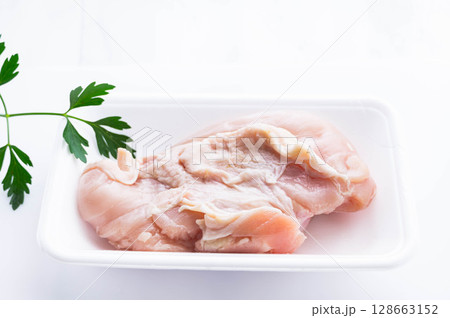 パック入り鶏ムネ肉 128663152