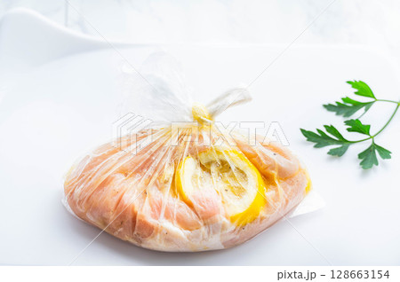 漬け込む鶏むね肉 漬け込む鶏むね肉 128663154