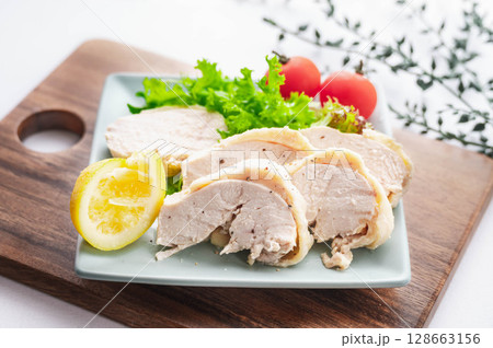 レモン香る白だしサラダチキン 128663156