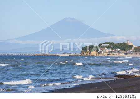 湘南、七里ヶ浜から見た夏の富士山と海 128663185