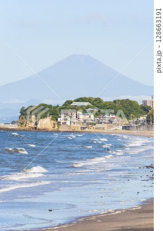 湘南、七里ヶ浜から見た夏の富士山と海 128663191