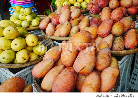 マーケットの アルフォンソ マンゴー マーケットの アルフォンソ マンゴー 128663205