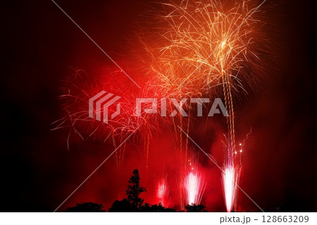 連続打ち上げ花火 128663209