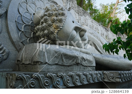 ベトナム ニャチャン ロンソン寺 涅槃像	 128664139