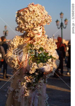 beautiful venetian masks on people during carnival in venice beautiful venetian masks on people during carnival in venice 128665889