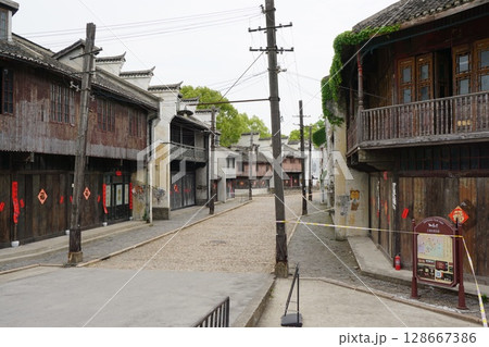 上海映画村（上海影視楽園）に再現されたオールド上海の街並み 128667386