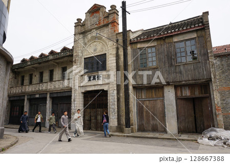 上海映画村(上海影視楽園)に再現されたオールド上海の街並み 上海映画村(上海影視楽園)に再現されたオールド上海の街並み 128667388