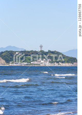 湘南、七里ヶ浜から見た江の島の景色 128667708