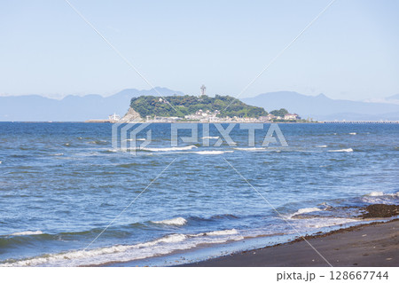 湘南、七里ヶ浜から見た江の島の景色 128667744