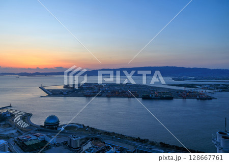 大阪・関西万博の夢洲と咲洲の夕景（大阪府大阪市此花区） 128667761