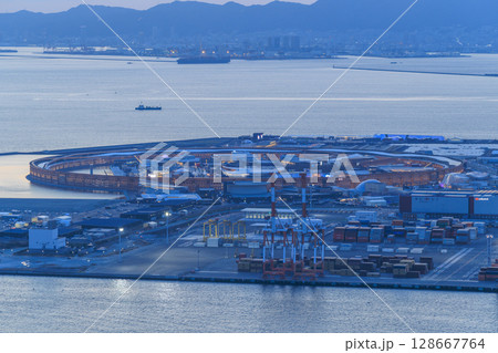 大阪・関西万博の夕方の大屋根リング（大阪府大阪市此花区） 128667764