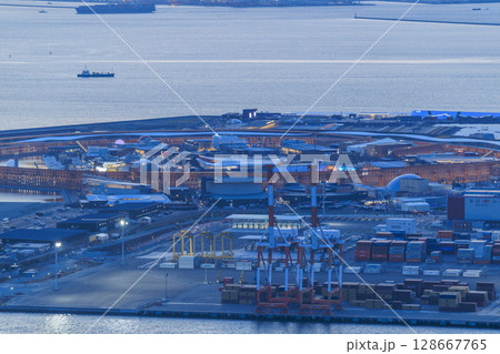 大阪・関西万博の夕方の大屋根リング（大阪府大阪市此花区） 128667765