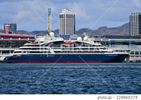 神戸港に停泊中のクルーズ船 「ル・ジャック・カルティエ (Le Jaques Cartier)」 神戸港に停泊中のクルーズ船 「ル・ジャック・カルティエ (Le Jaques Cartier)」 128668374