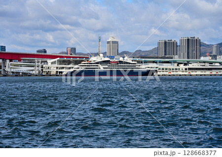 神戸港に停泊中のクルーズ船　「ル・ジャック・カルティエ (Le Jaques Cartier)」 128668377