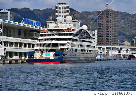 神戸港に停泊中のクルーズ船 「ル・ジャック・カルティエ (Le Jaques Cartier)」 神戸港に停泊中のクルーズ船 「ル・ジャック・カルティエ (Le Jaques Cartier)」 128668379