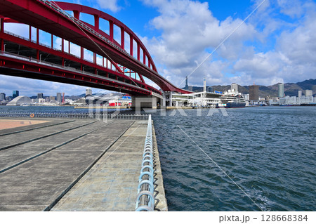 神戸港に停泊中のクルーズ船　「ル・ジャック・カルティエ (Le Jaques Cartier)」 128668384