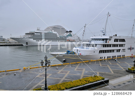 神戸港に停泊中のクルーズ船 シーボーン・アンコール Seabourn Encore 神戸港に停泊中のクルーズ船 シーボーン・アンコール Seabourn Encore 128668429