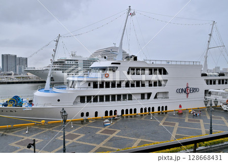 神戸港に停泊中のクルーズ船　シーボーン・アンコール　Seabourn Encore 128668431