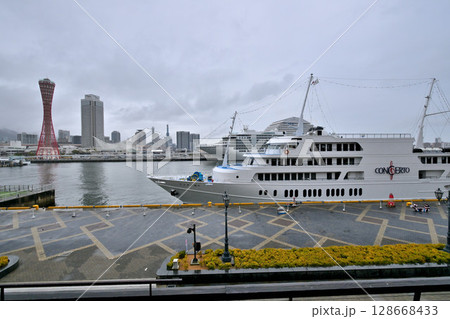 神戸港に停泊中のクルーズ船　シーボーン・アンコール　Seabourn Encore 128668433