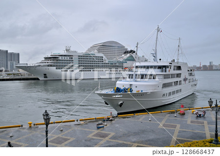 神戸港に停泊中のクルーズ船　シーボーン・アンコール　Seabourn Encore 128668437