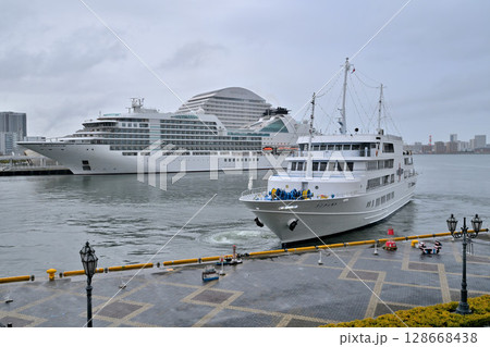 神戸港に停泊中のクルーズ船 シーボーン・アンコール Seabourn Encore 神戸港に停泊中のクルーズ船 シーボーン・アンコール Seabourn Encore 128668438