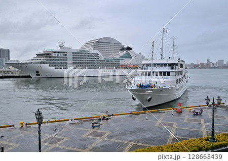 神戸港に停泊中のクルーズ船　シーボーン・アンコール　Seabourn Encore 128668439