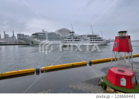 神戸港に停泊中のクルーズ船　シーボーン・アンコール　Seabourn Encore 128668441