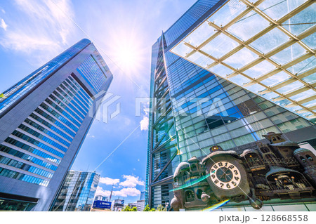 日本の東京都市景観　外国人観光客に人気のスポット。外国人観光客らで賑わう汐留のシンボル・からくり時計 128668558