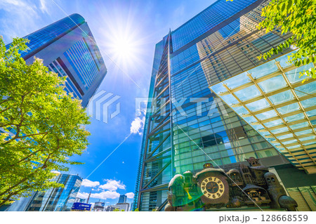 日本の東京都市景観　汐留のシンボル・からくり時計「日テレ大時計」や東京タワー、麻布台などを望む 128668559