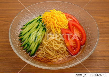 夏の定番・冷やし中華とガラス皿の涼味 128669230