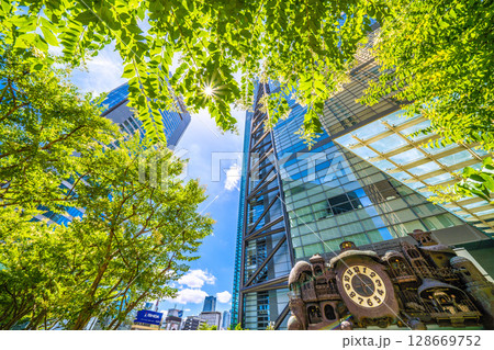 日本の東京都市景観　希望の光…汐留のシンボル・からくり時計「日テレ大時計」や東京タワー、麻布台など… 128669752