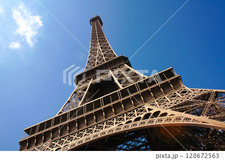 a beautiful photo of the Eiffel Tower in Paris 128672563