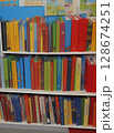 本棚に並んだ、色とりどりのたくさんの本 128674251