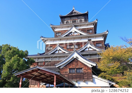 【広島県】秋の広島城（天守） 128674252