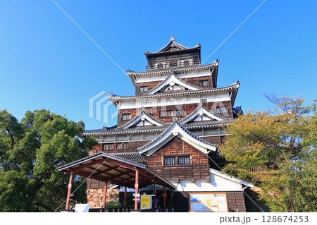 【広島県】秋の広島城（天守） 128674253