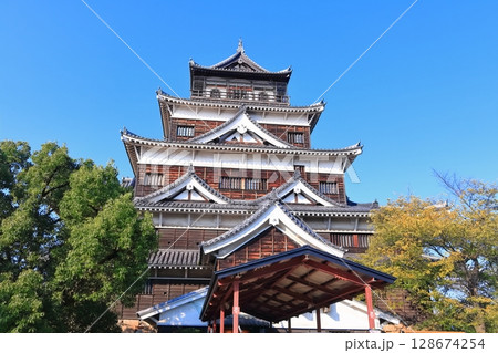 【広島県】秋の広島城（天守） 128674254