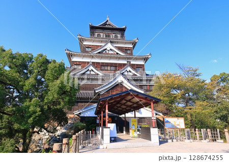 【広島県】秋の広島城（天守） 128674255