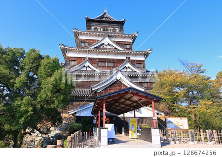 【広島県】秋の広島城（天守） 128674256