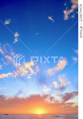 美しい朝焼け雲と海 美しい朝焼け雲と海 128674410