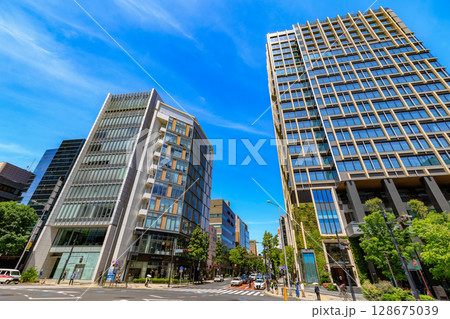 東京　港区　南青山3丁目交差点付近の都市風景　 128675039