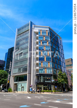 東京　港区　南青山3丁目交差点付近の都市風景　 128675054