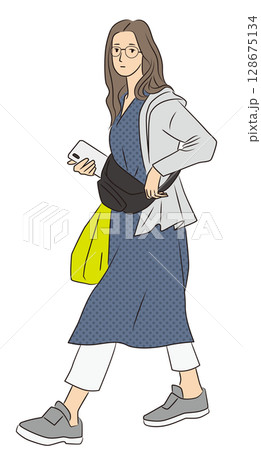 街中を歩く買い物帰りの女性 128675134