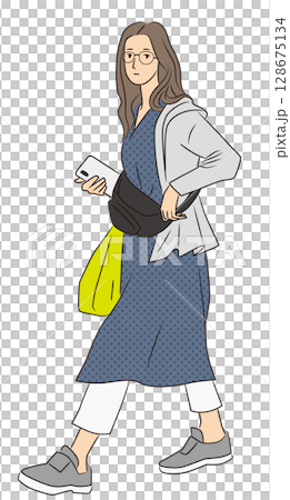 街中を歩く買い物帰りの女性 128675134
