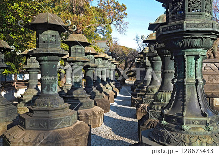 上野東照宮の銅燈籠【東京都台東区】 上野東照宮の銅燈籠【東京都台東区】 128675433