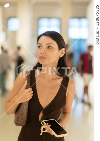 Young woman visiting a modern exhibition 128675585