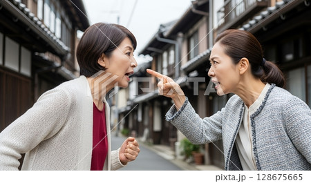 激しく口論する2人の中年女性 激しく口論する2人の中年女性 128675665