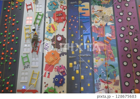 カラフルなロックウォール 128675683