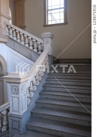 京都府庁旧本館の階段 128675916